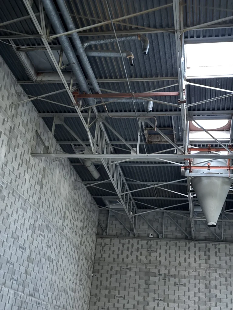 Sous-face de toiture d’un bâtiment avant réalisation d’une bande coupe-feu par IP2F.