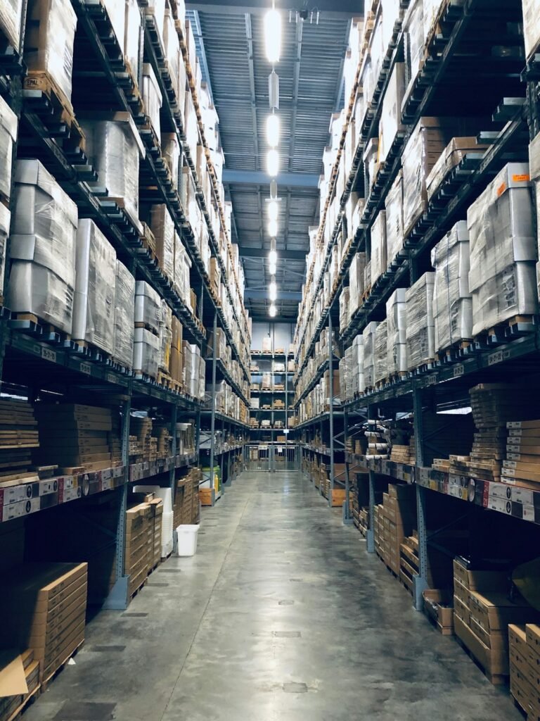Entrepôt de stockage couvert avec rayonnages : bâtiment ICPE soumis à des exigences de résistance au feu