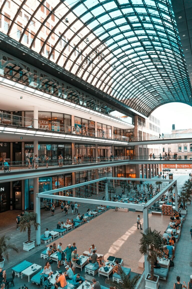 Centre commercial sur plusieurs niveaux : un ERP où la stabilité au feu des structures est imposée