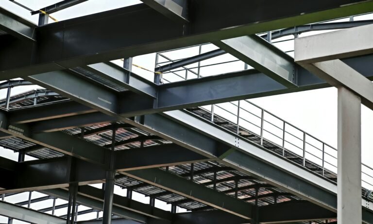 Poutres en acier d'une charpente métallique, structure à protéger par un flocage anti-feu