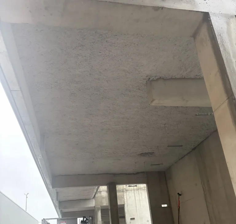 Flocage coupe-feu projeté CF 2 h en sous-face de plancher béton, finition homogène – IP2F