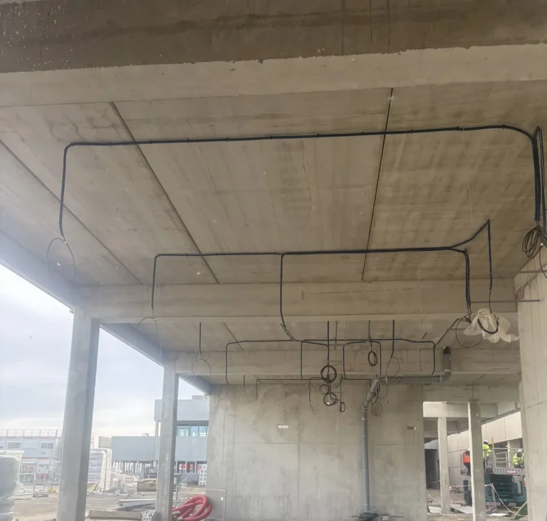 Plancher haut béton avant travaux de flocage coupe-feu CF 2 h par IP2F