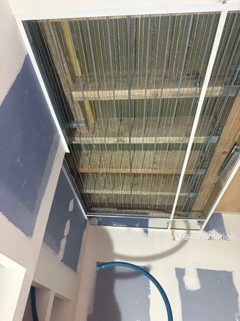 Structure bois en sous-face de toiture avec pose d’un métal déployé de type Nergalto, avant application du flocage coupe-feu CF 2 h par IP2F.