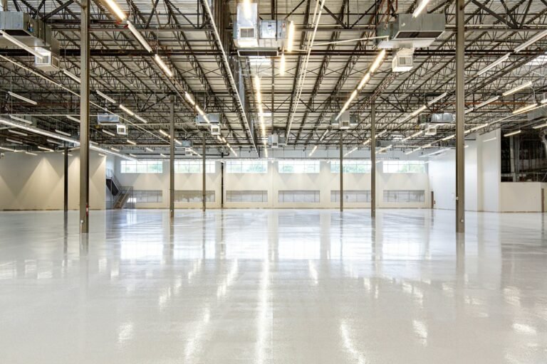 Entrepôt logistique à charpente métallique, bâtiment type protégé par flocage coupe-feu