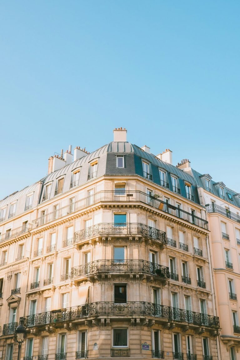 Flocage coupe-feu Paris : immeuble parisien dont les parkings, caves et locaux techniques sont à protéger