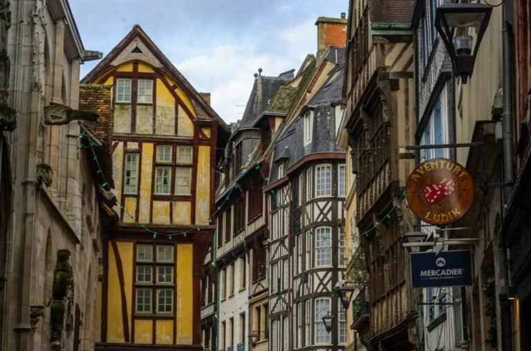 Flocage coupe-feu Rouen : immeubles anciens et locaux commerciaux du centre historique