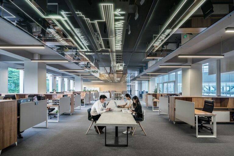 Plateau de bureaux avec plafond brut : bâtiment tertiaire concerné par la rénovation énergétique