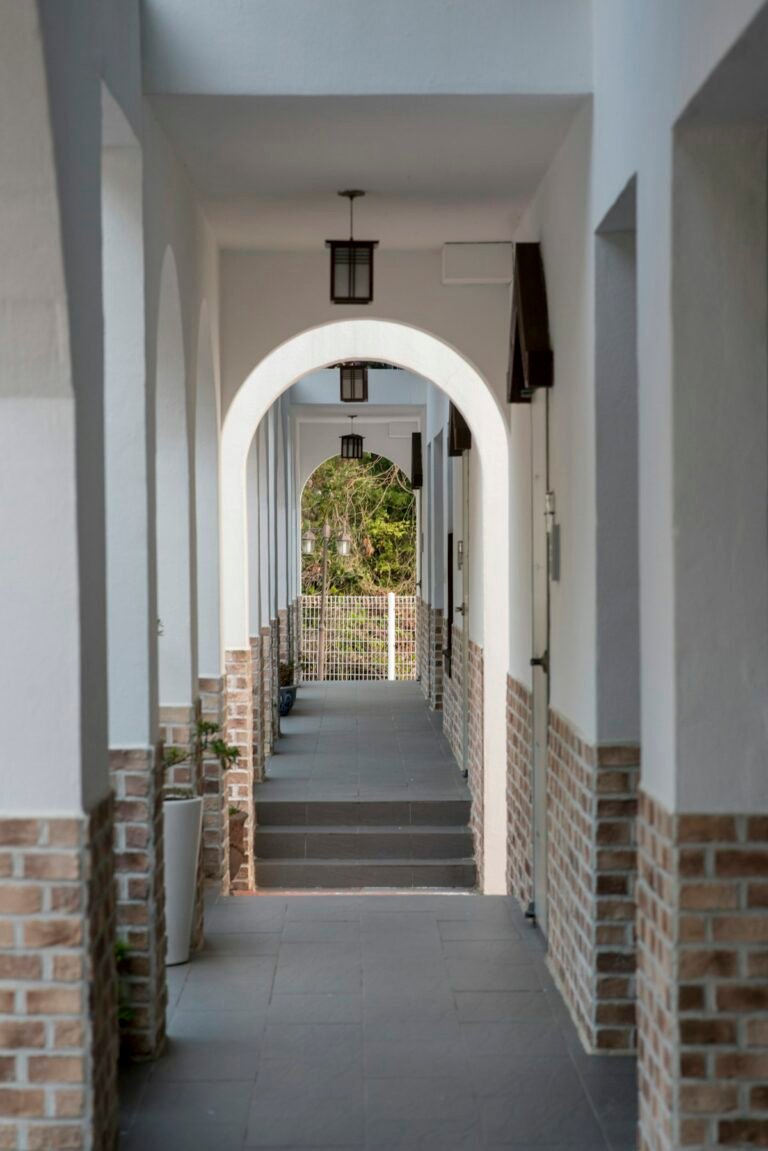 Passage couvert sous un bâtiment : plancher bas des logements au-dessus à isoler