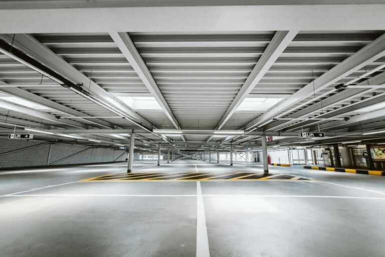 Sous-face de dalle et poutres d’un parking couvert, support typique d’un flocage thermique
