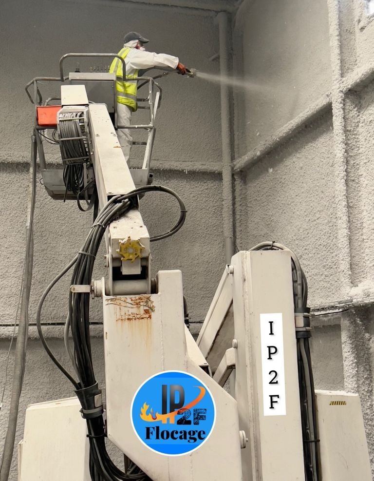 Machine de projection IP2F sur un chantier de flocage coupe-feu
