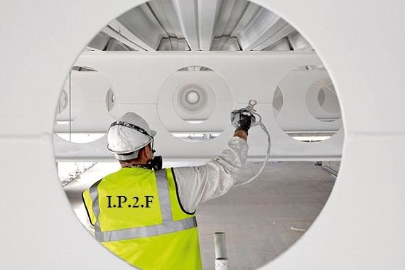 Technicien IP2F en intervention de protection incendie en plafond
