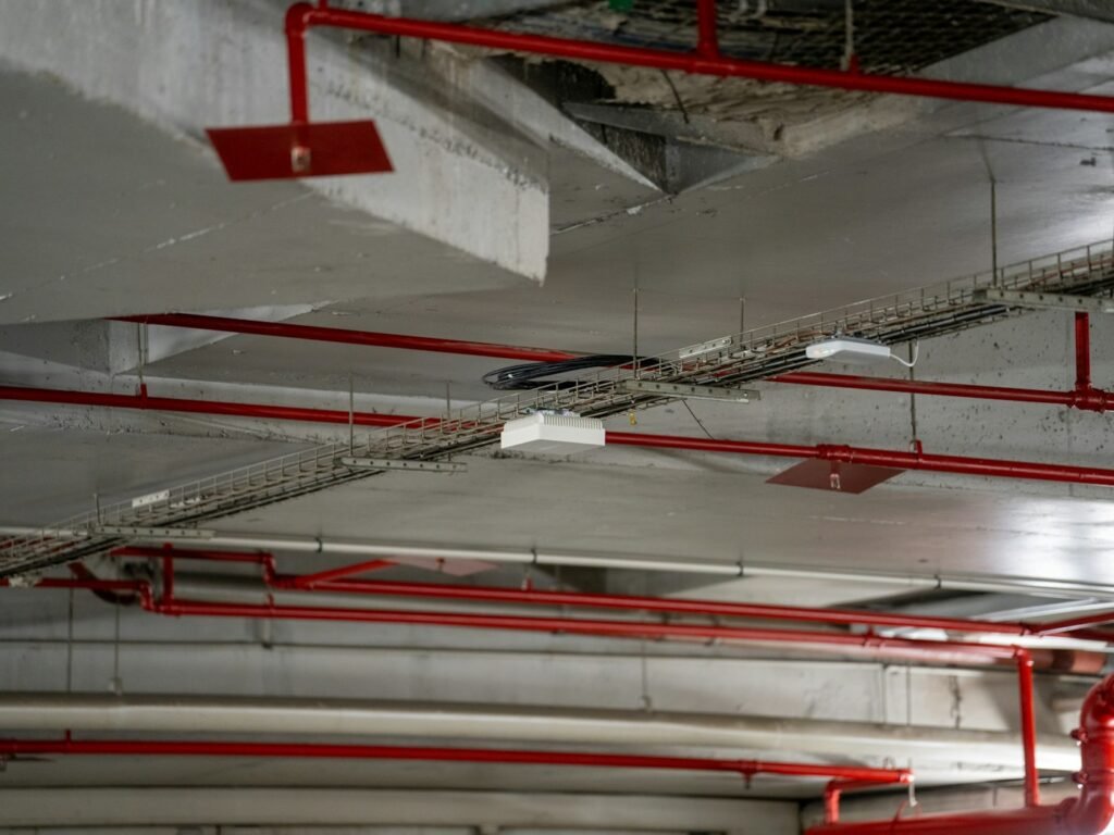Chemins de câbles et canalisations sous dalle béton : traversées à calfeutrer pour la protection incendie